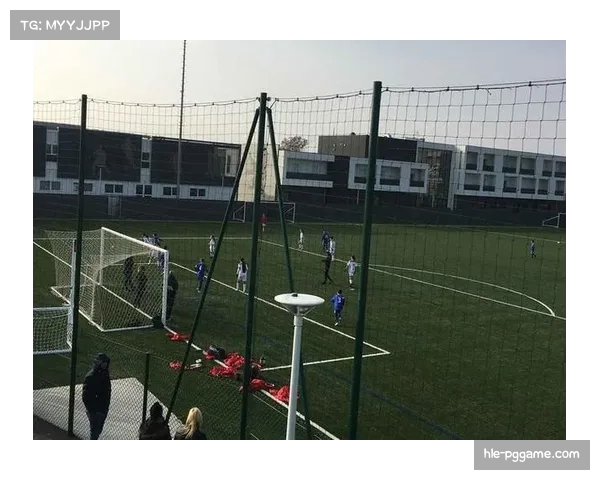 法国足协与教育部联合推出“校园足球周”，法甲球员参与指导